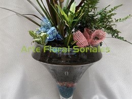 Arreglo de plantas en copa de cristal