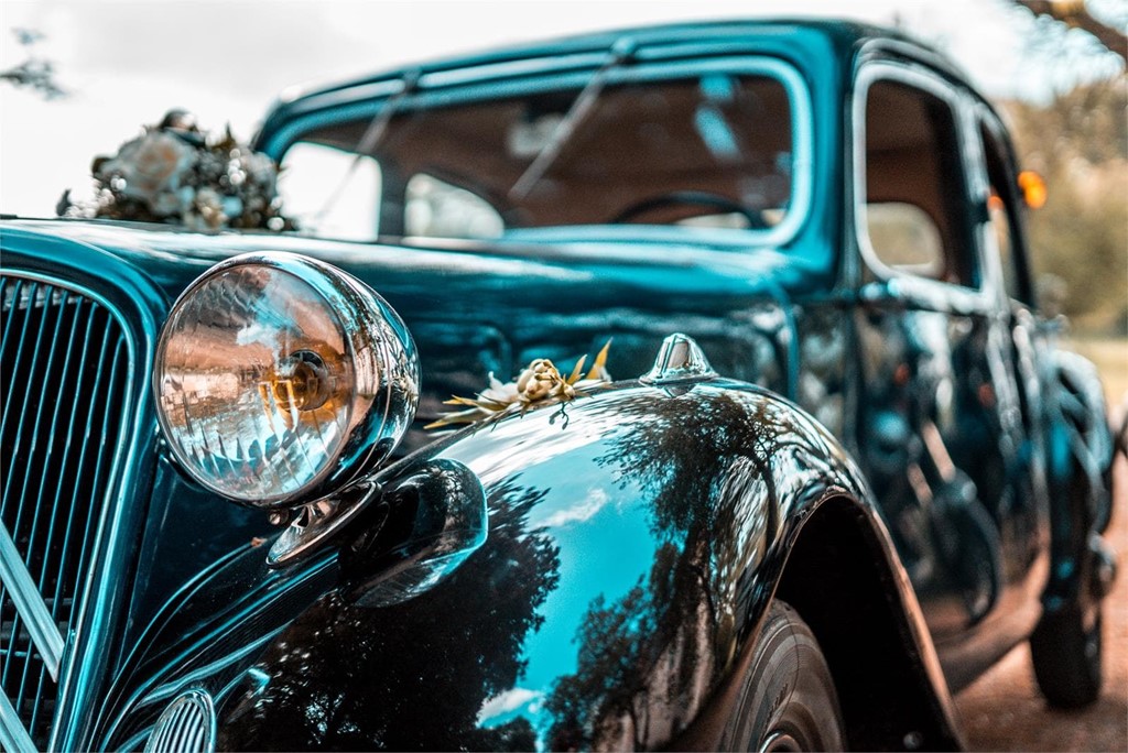 ¡Haz tu boda única alquilando uno de nuestros coches clásicos!