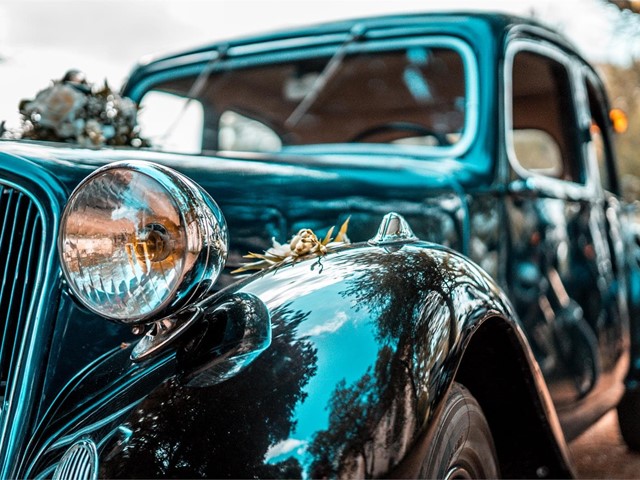 ¡Haz tu boda única alquilando uno de nuestros coches clásicos!